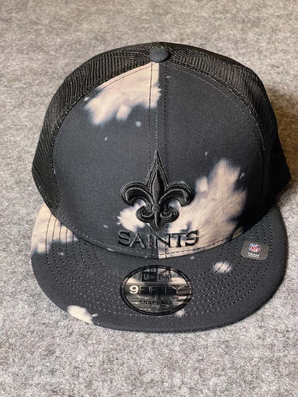New Era New Orleans Saints 9FIFTY Bleach Out Snapback Trucker Hat
